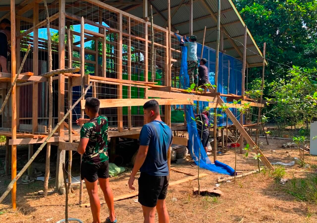Pemasangan Kawat Sinpai, Satgas TMMD Regtas Ke-129 Perkuat Bangunan RTLH Ke-3