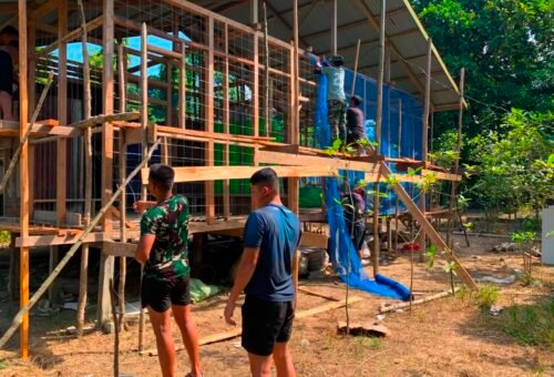 Pemasangan Kawat Sinpai, Satgas TMMD Regtas Ke-129 Perkuat Bangunan RTLH Ke-3