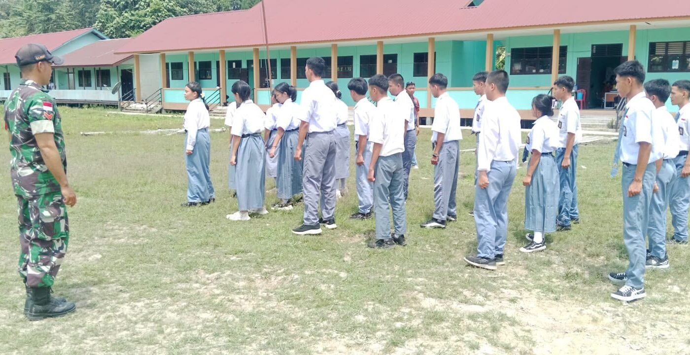 Membangun Karakter Melalui Latihan PBB, Satgas TMMD Ajarkan Disiplin pada Siswa