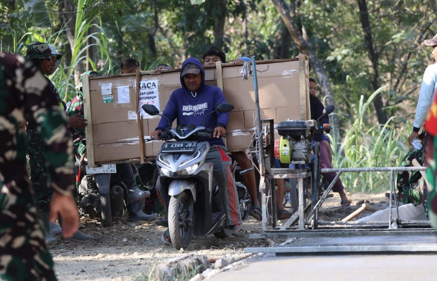 Keakraban dalam Kegiatan TMMD 129, Tentara TNI Menyapa Warga di Proyek Jalan Rabat Beton
