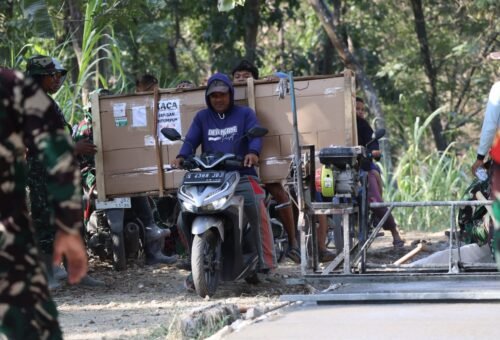 Keakraban dalam Kegiatan TMMD 129, Tentara TNI Menyapa Warga di Proyek Jalan Rabat Beton