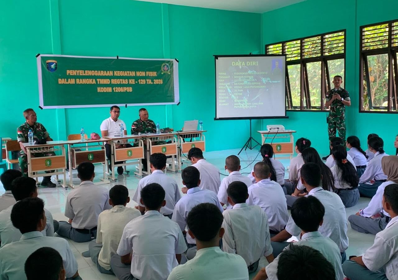 Sosialisasi Penerimaan TNI AD di SMA Negeri 01 Martinus oleh Satgas TMMD ke-129