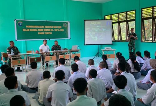 Sosialisasi Penerimaan TNI AD di SMA Negeri 01 Martinus oleh Satgas TMMD ke-129
