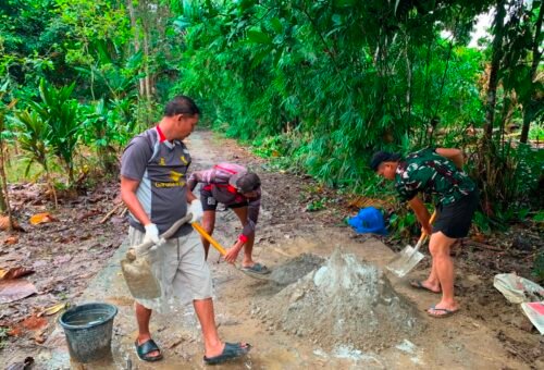 PERCEPAT PEMBANGUNAN RUMAH LAYAK HUNI, SATGAS TMMD KE-129 KODIM 1206/PSB LURUSKAN PEMLESTERAN RUMAH IBU YUSTINA ATOK