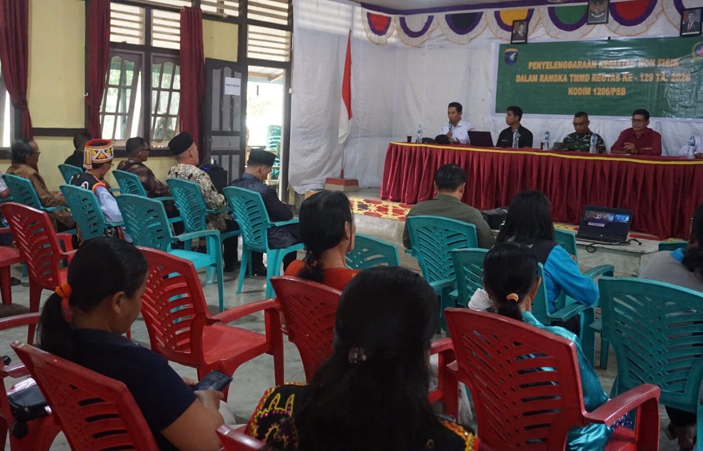 PENYULUHAN PENCEGAHAN KARHUTLA OLEH SATGAS TMMD KE-129 KODIM 1206/PUTUSSIBAU SEBAGAI UPAYA MENINGKATKAN KESADARAN MASYARAKAT