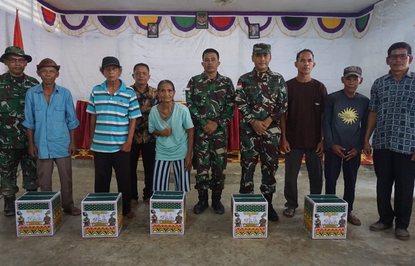 Danrem 121/Abw Serahkan Bantuan Ikhlas ke Masyarakat Ulak Pauk, Tunjukkan Komitmen TNI Dalam TMMD Reguler Ke-129