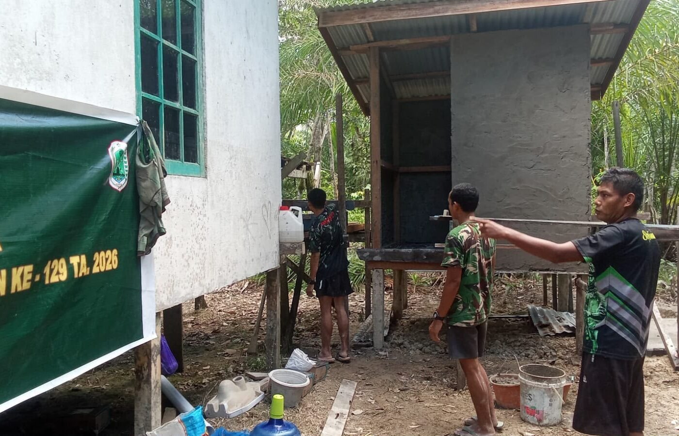 Progres Pembangunan MCK di Gereja Santo Fransiskus Xaverius Ulak Pauk Menuju Penyelesaian oleh Satgas TMMD Reguler ke-129 Kodim 1206/Putussibau
