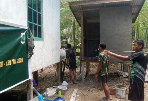 Progres Pembangunan MCK di Gereja Santo Fransiskus Xaverius Ulak Pauk Menuju Penyelesaian oleh Satgas TMMD Reguler ke-129 Kodim 1206/Putussibau
