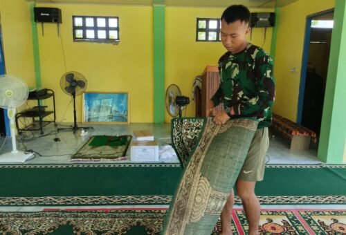 PELAKSANAAN BERSIH-BERSIH MASJID AL-HIDAYAH OLEH SATGAS TMMD REGULER PERBATASAN KE-129 KODIM 1206/PUTUSSIBAU
