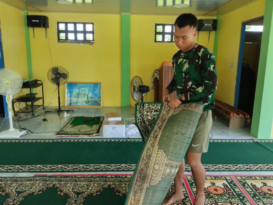 PELAKSANAAN BERSIH-BERSIH MASJID AL-HIDAYAH OLEH SATGAS TMMD REGULER PERBATASAN KE-129 KODIM 1206/PUTUSSIBAU