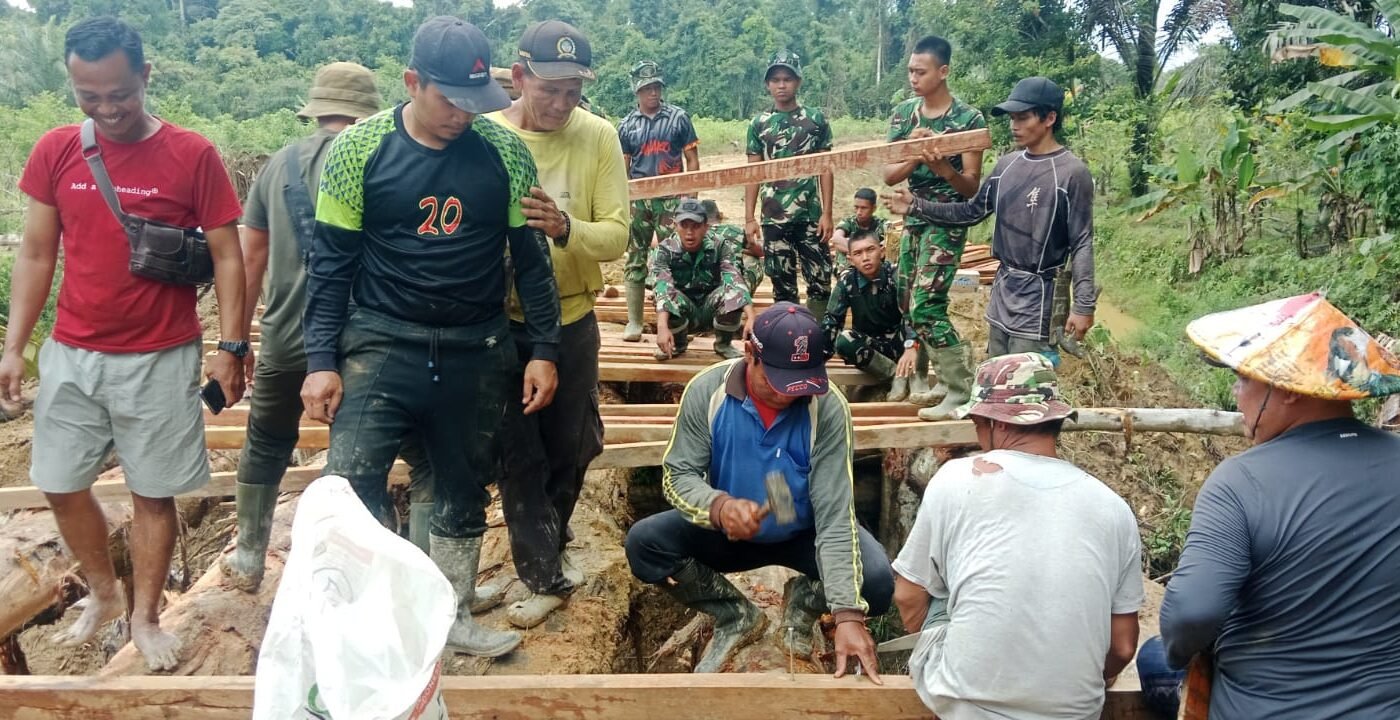 Perkuat Sinergi, Satgas TMMD ke-129 Kodim 1206/Putussibau Percepat Pembangunan Jembatan
