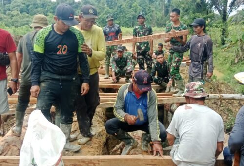Perkuat Sinergi, Satgas TMMD ke-129 Kodim 1206/Putussibau Percepat Pembangunan Jembatan