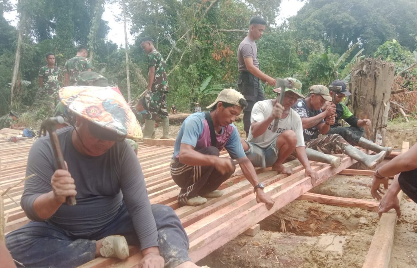 Pembangunan Jembatan TMMD ke-129 Kodim 1206/Putussibau untuk Meningkatkan Ekonomi Warga