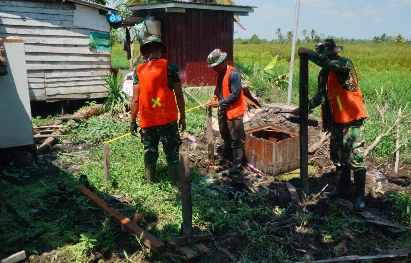 Kerja Sama Satgas dan Warga Awali Konstruksi MCK Sasaran 1