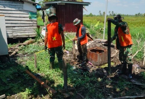 Kerja Sama Satgas dan Warga Awali Konstruksi MCK Sasaran 1