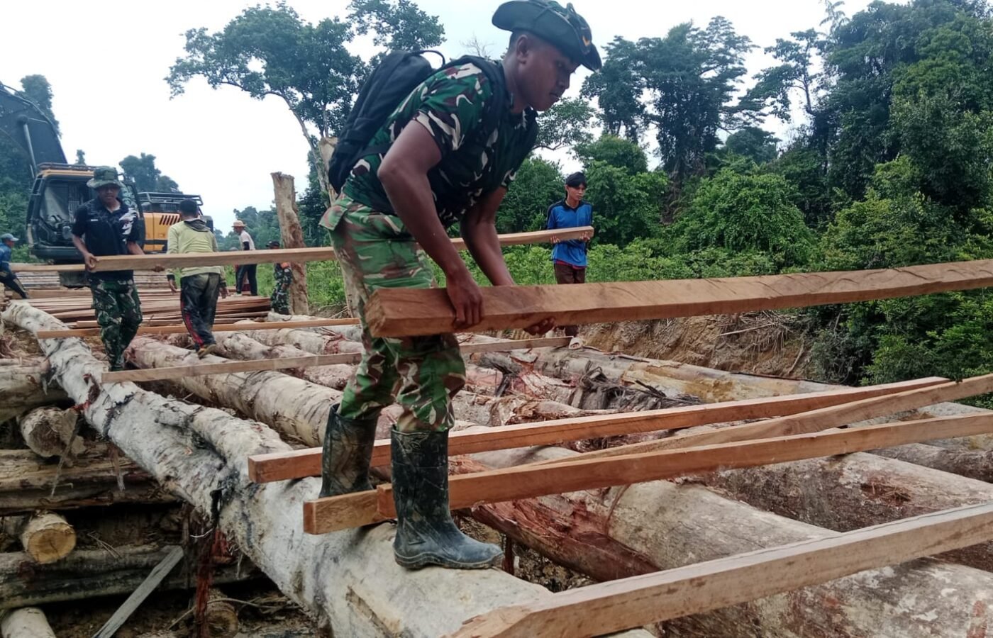 Satgas TMMD ke-129 Kodim 1206/Putussibau Terus Bergerak Membangun Jembatan di Tengah Rintangan