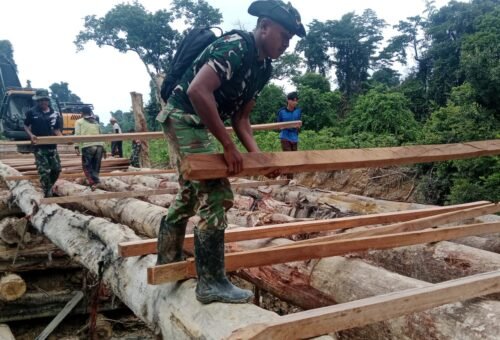 Satgas TMMD ke-129 Kodim 1206/Putussibau Terus Bergerak Membangun Jembatan di Tengah Rintangan