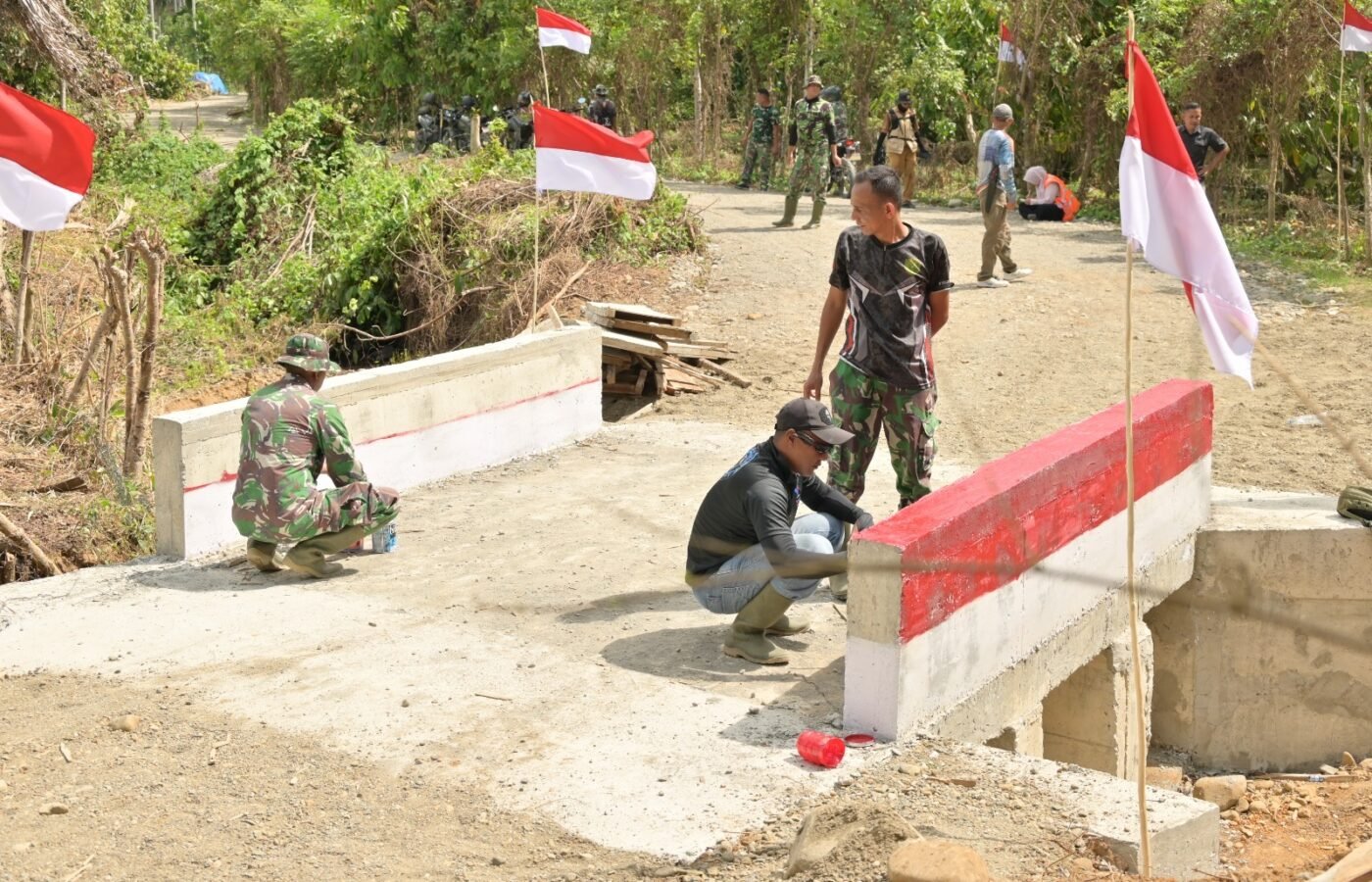 HUT RI ke-81: Satgas TMMD Menyulap Jembatan Dengan Nuansa Merah Putih