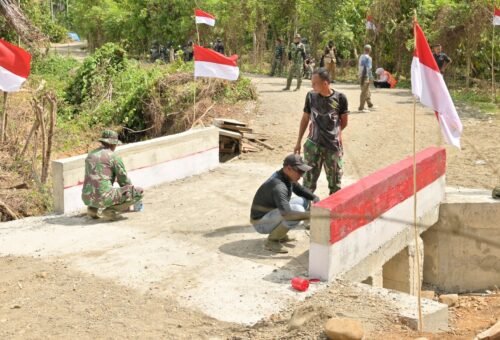 HUT RI ke-81: Satgas TMMD Menyulap Jembatan Dengan Nuansa Merah Putih