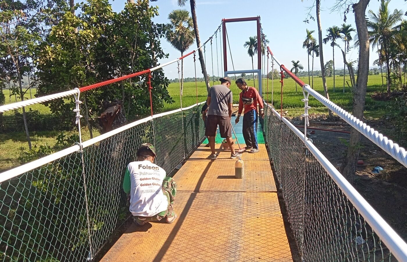 Pemeliharaan Jembatan Gantung oleh Satgas TMMD ke-129 Kodim 1407/Bone