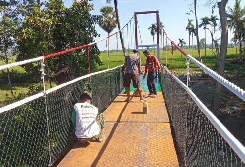 Pemeliharaan Jembatan Gantung oleh Satgas TMMD ke-129 Kodim 1407/Bone