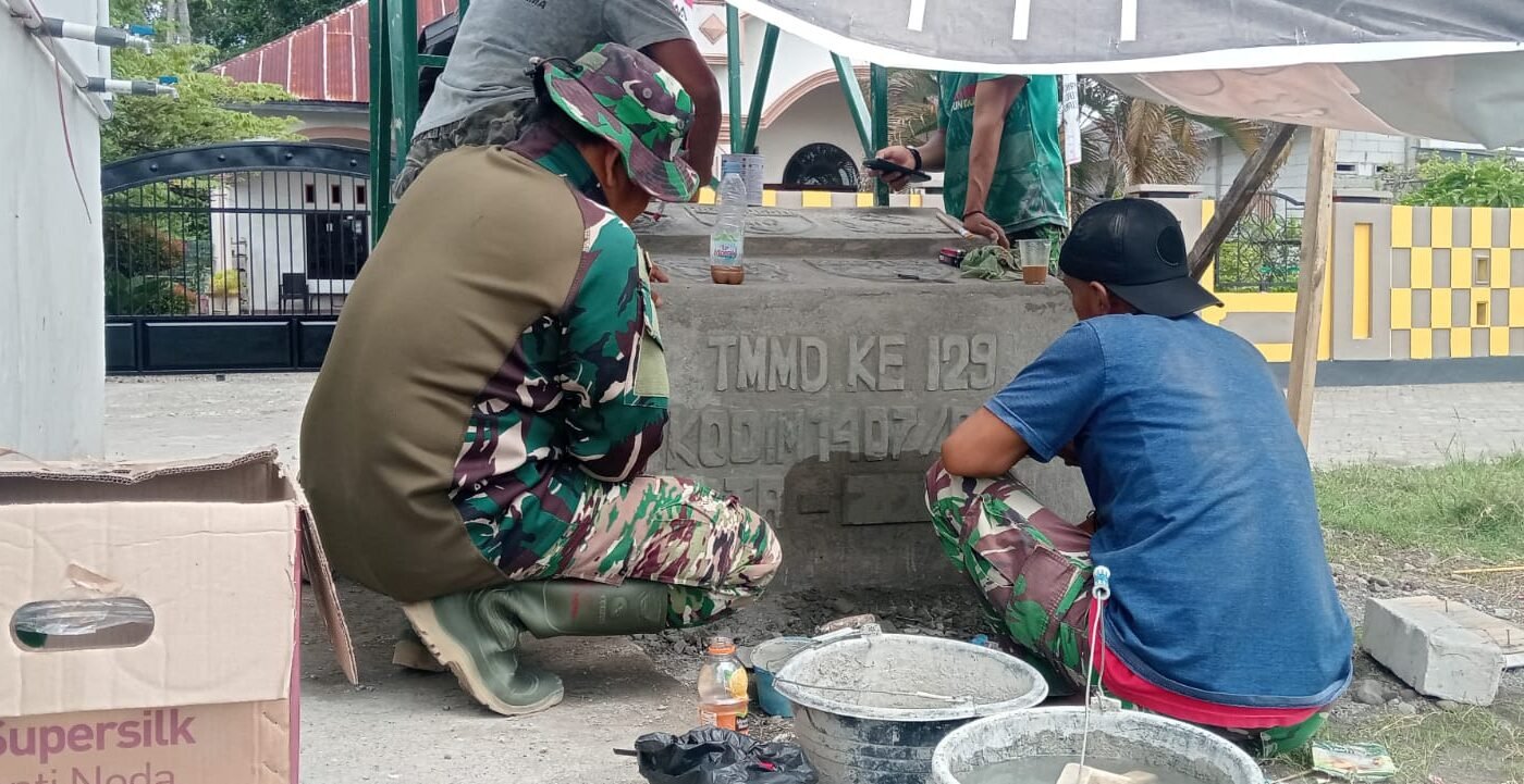 Pembangunan Prasasti Jambanisasi Oleh Satgas TMMD ke-129 di Maroanging