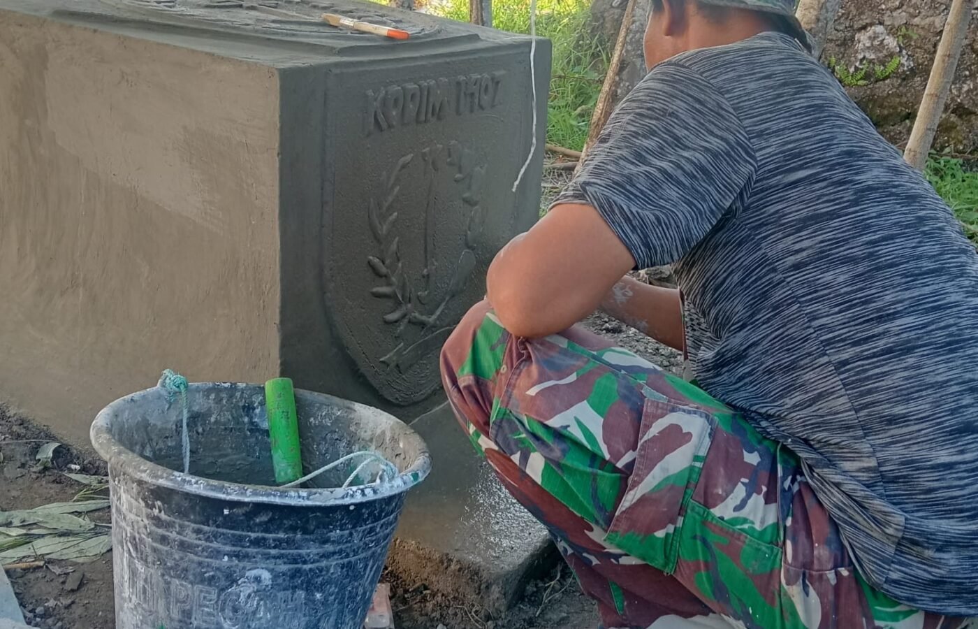Pembangunan Prasasti di RTLH Ibu Rosmina oleh Satgas TMMD ke-129