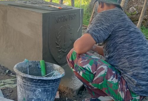 Pembangunan Prasasti di RTLH Ibu Rosmina oleh Satgas TMMD ke-129