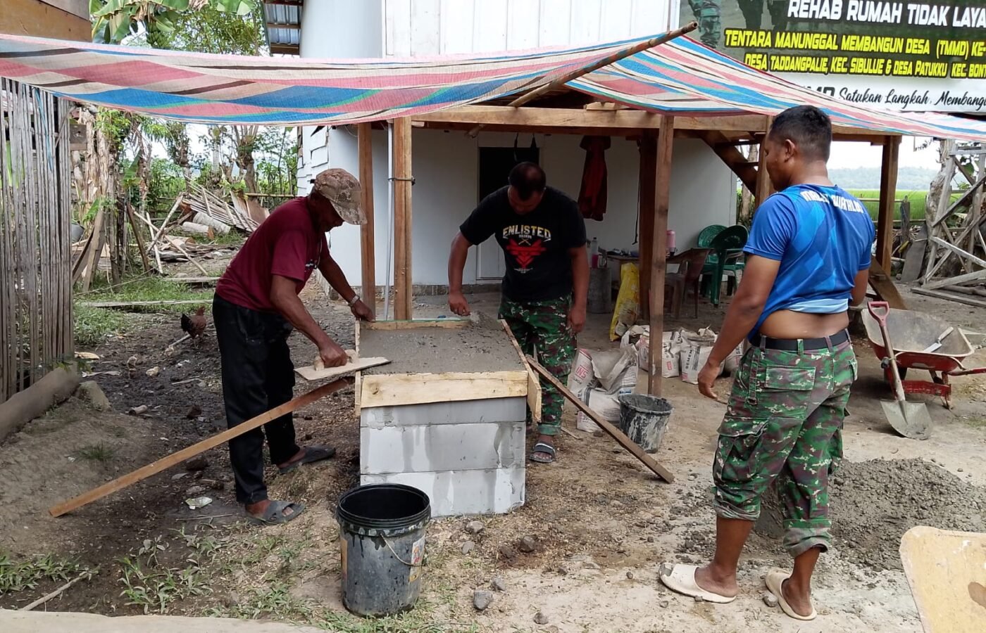 Proses Pembuatan Prasasti RTLH Ibu Rosnawati oleh Satgas TMMD ke-129