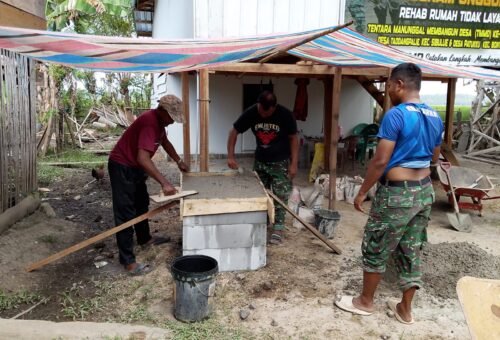 Proses Pembuatan Prasasti RTLH Ibu Rosnawati oleh Satgas TMMD ke-129