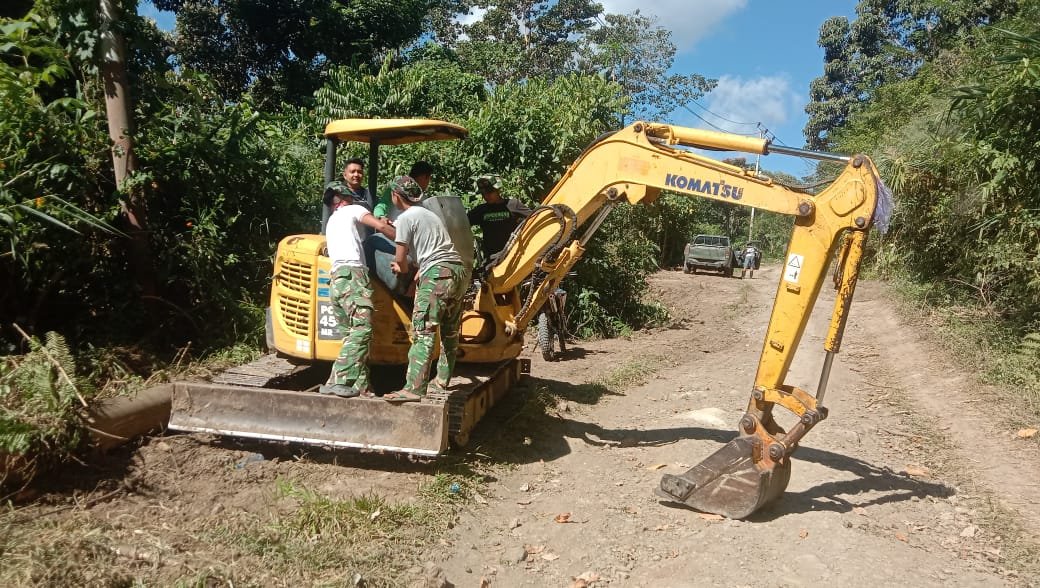 Pentingnya Pemeliharaan Alat Berat, Satgas TMMD ke-129 Kodim 1407/Bone Rawat Excavator