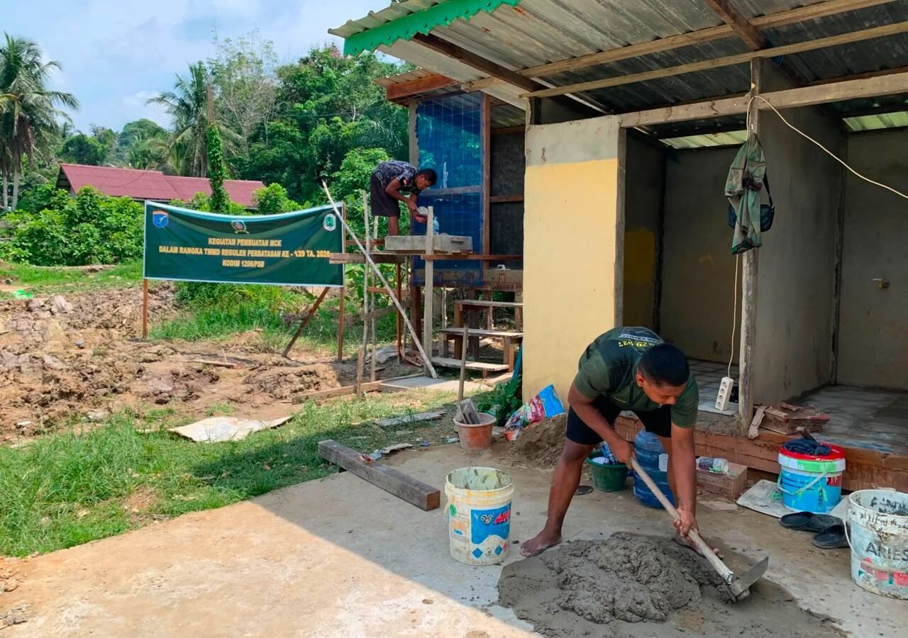 Pembangunan Fasilitas Sanitasi, Satgas TMMD Ke-129 Kodim 1206/Putussibau Selesaikan MCK di Masjid Al-Hidayah