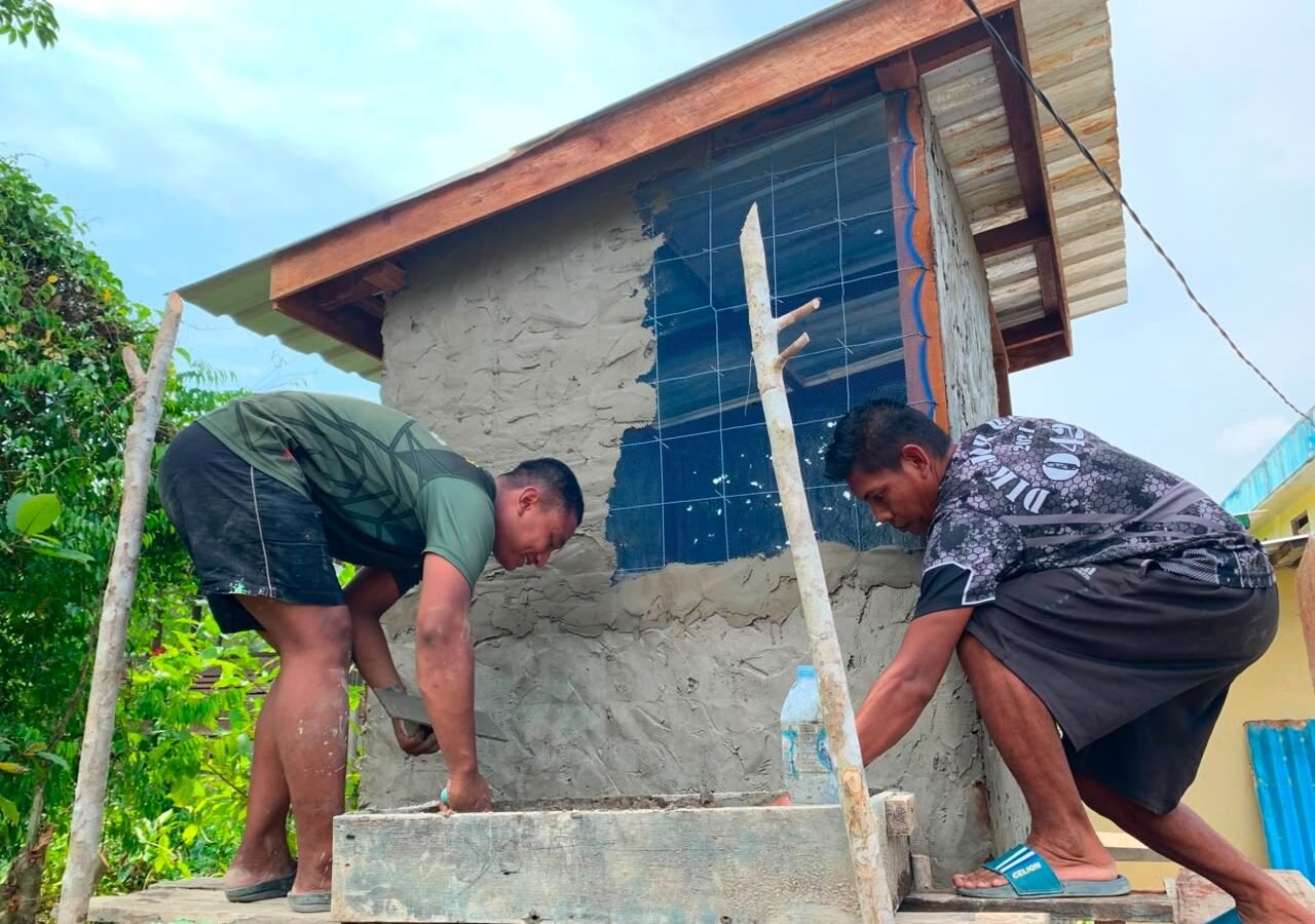 Kerja Keras TNI dan Warga, Proyek MCK Masjid Al-Hidayah Dikebut