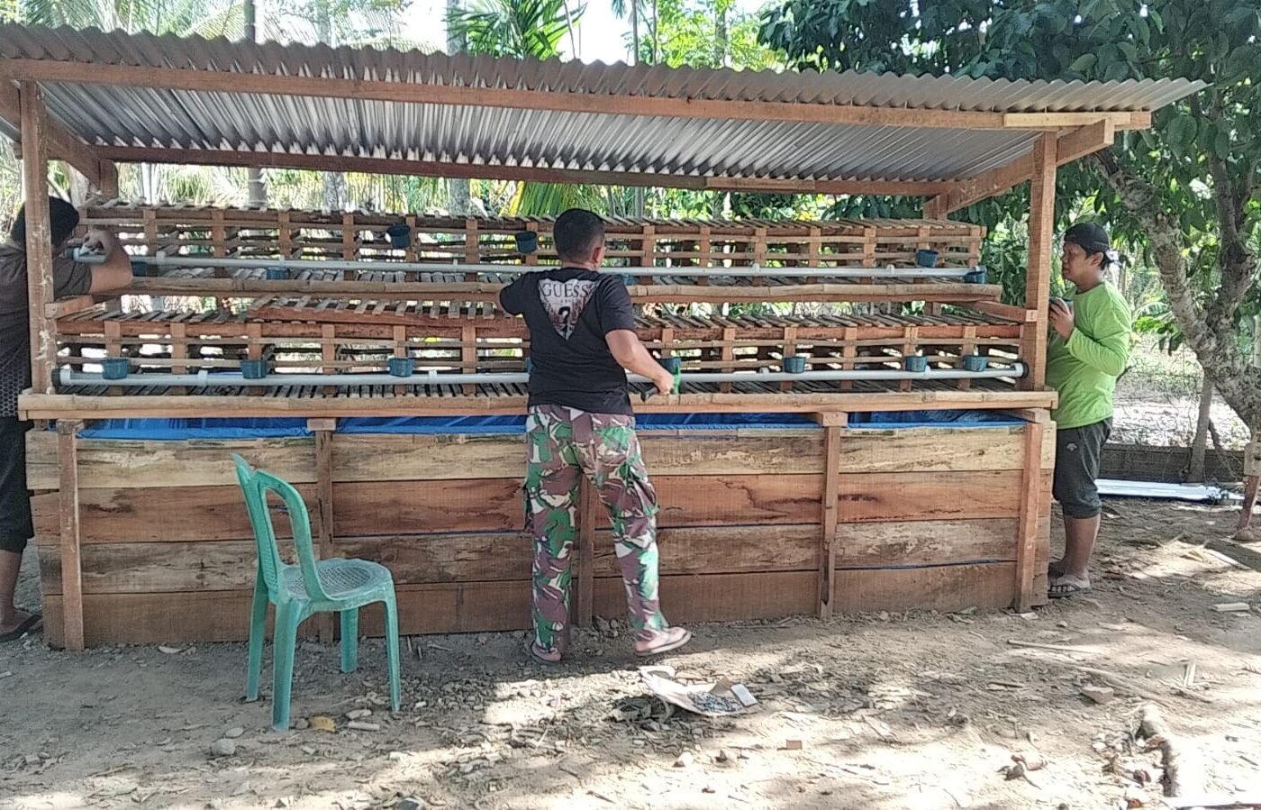 Mendorong Kemandirian Keluarga, Satgas TMMD Pidie Bangun Kandang Ayam dan Kolam Lele untuk Nyak Ubit
