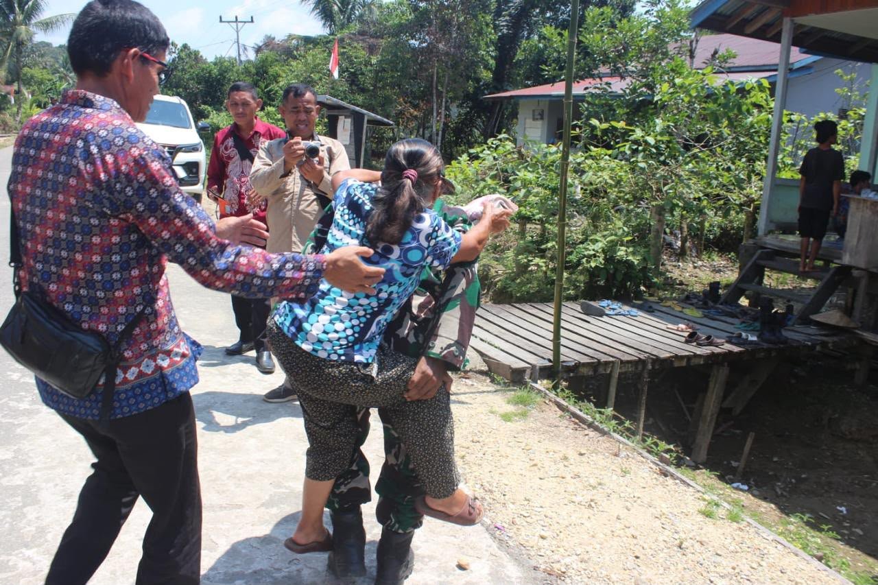 Melangkah Bersama, Satgas TMMD Kodim 1206/Putussibau Dukung Lansia di Jalur Sulit