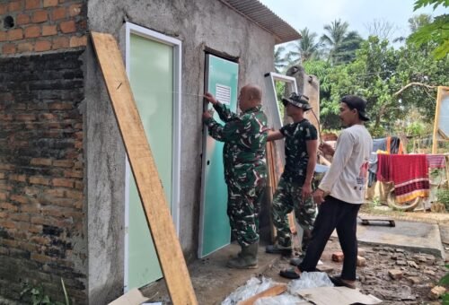 Pemasangan Pintu MCK, Upaya Satgas TMMD Kodim 0412/LU untuk Tingkatkan Privasi Warga