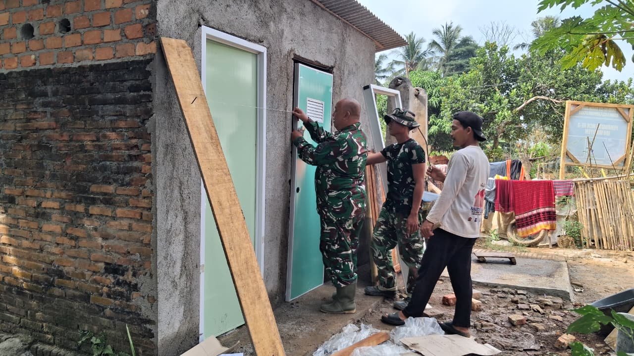 Pemasangan Pintu MCK, Upaya Satgas TMMD Kodim 0412/LU untuk Tingkatkan Privasi Warga