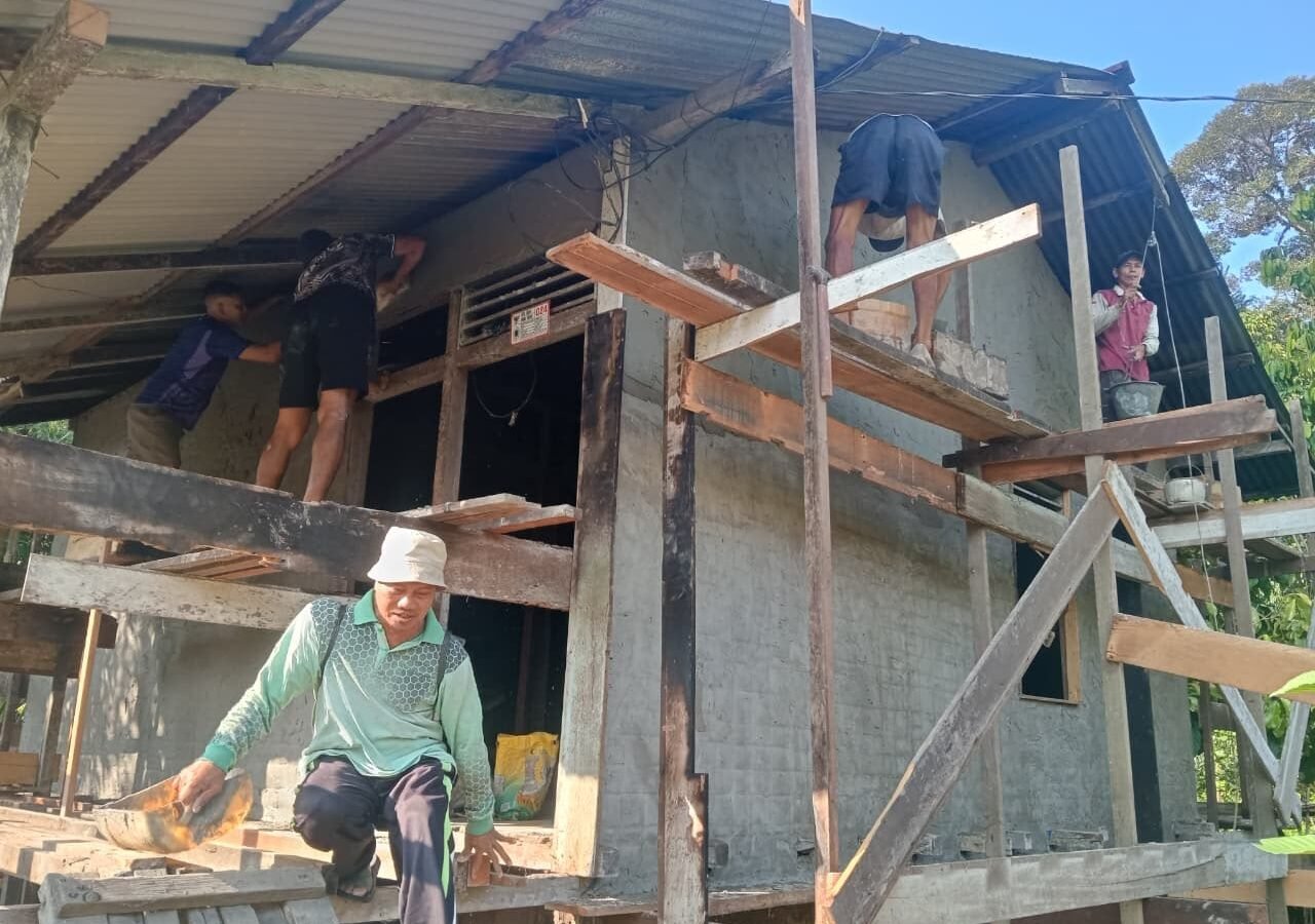 Satgas TMMD Kodim 1206/Putussibau Percepat Rehabilitasi RTLH untuk Warga