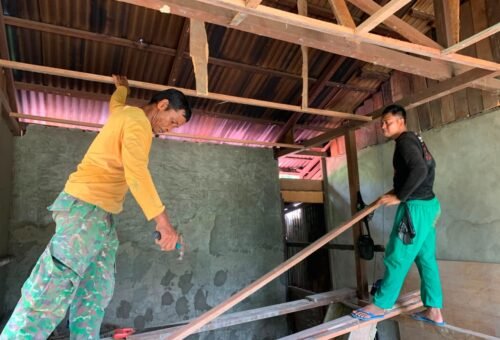 Kolaborasi TNI dan Warga dalam Rehabilitasi RTLH TMMD Ke-129 di Putussibau