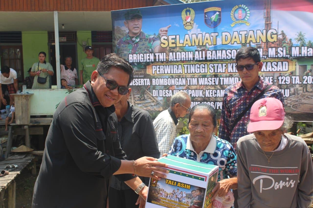 Dukungan TNI bagi Masyarakat, Tim Wasev TMMD Pati Serahkan Bantuan di Desa Ulak Pauk dan Desa Belatung