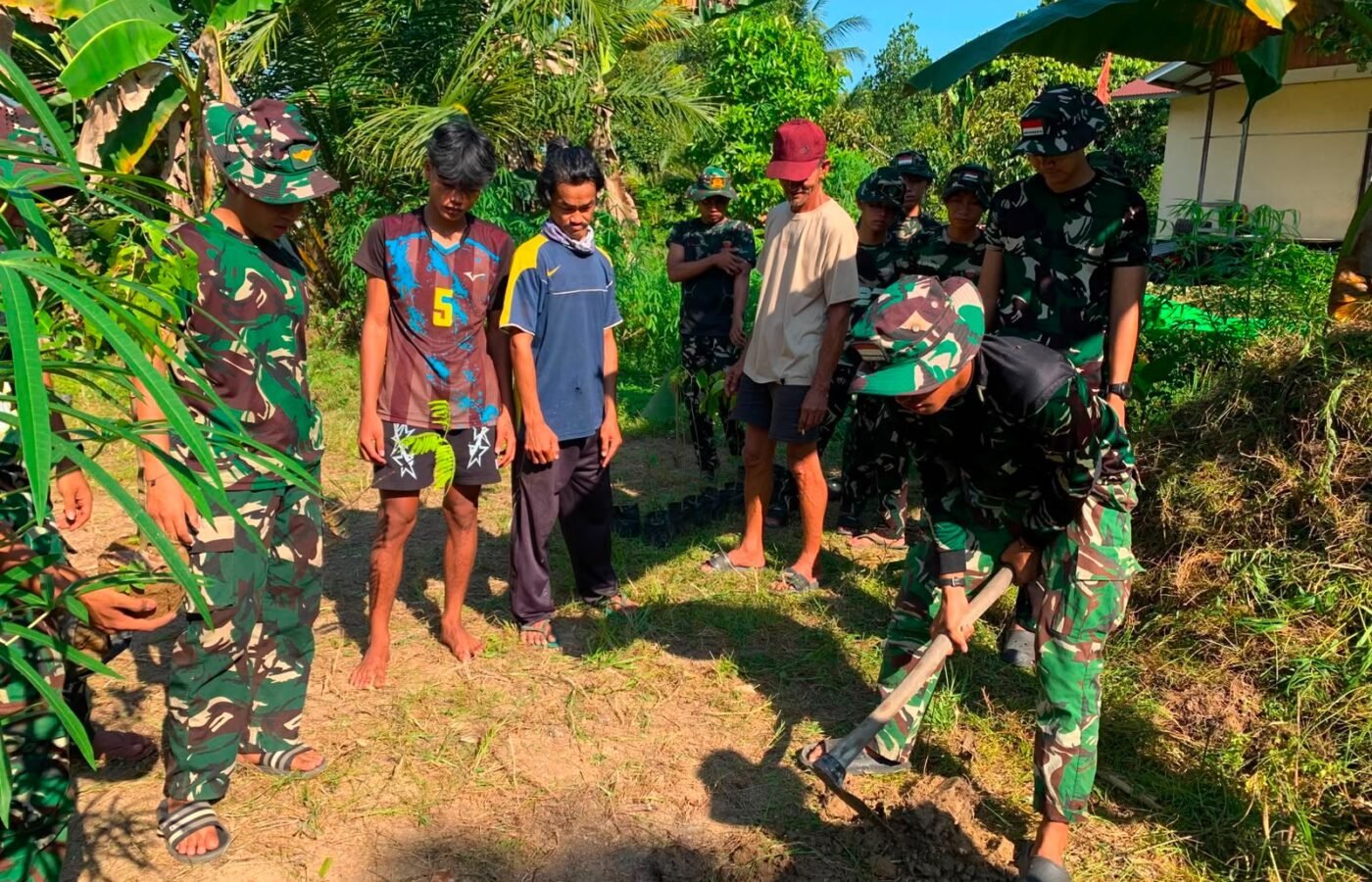 Pemberdayaan Masyarakat Melalui Penanaman Pete dan Jengkol oleh Satgas TMMD Ke-129 di Ulak Pauk