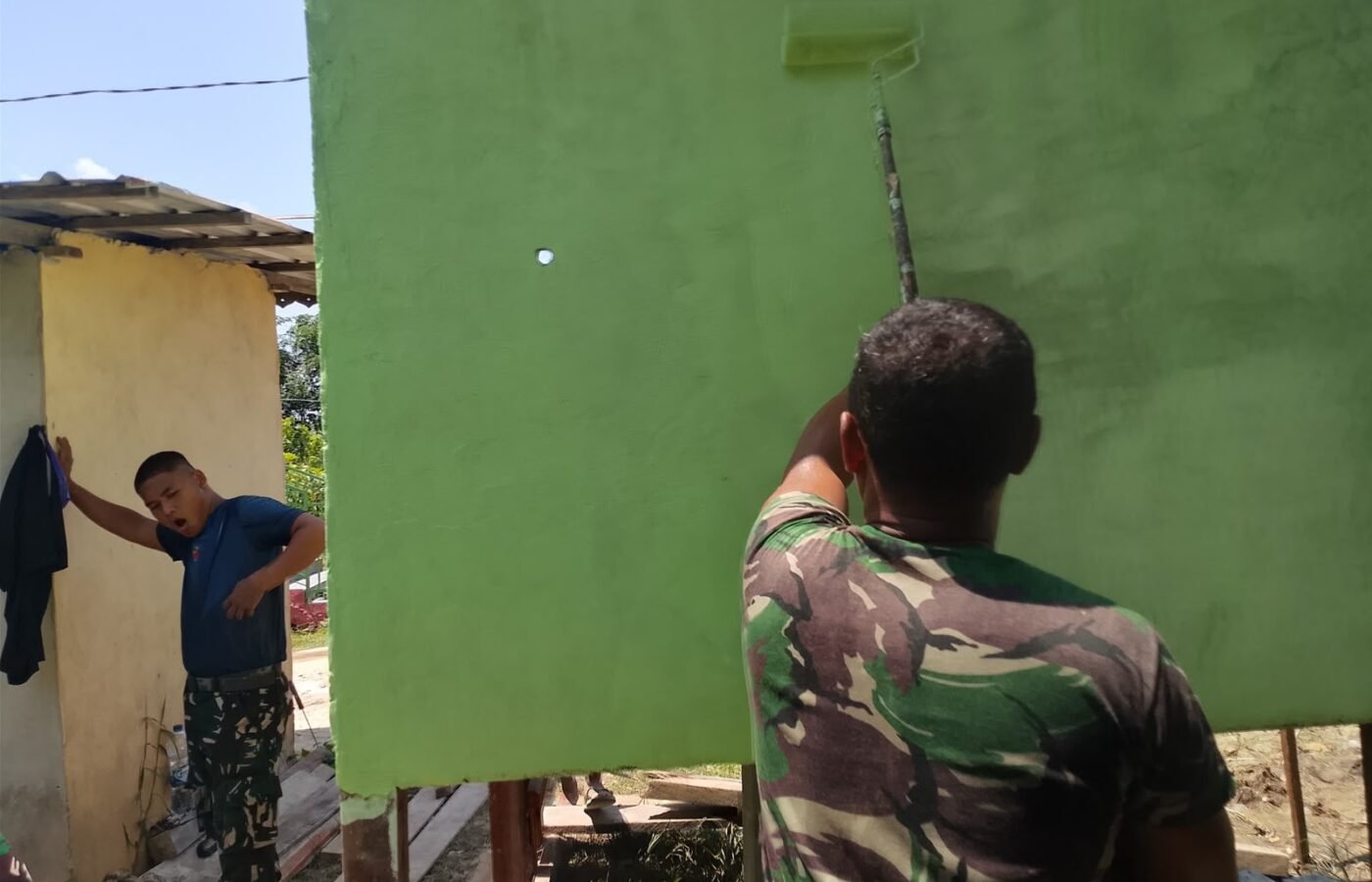 Membangun Kenyamanan Jamaah Melalui Pengecatan MCK Masjid Al-Hidayah oleh Satgas TMMD Ke-129