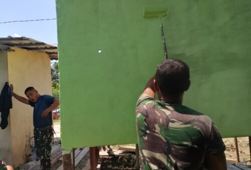 Membangun Kenyamanan Jamaah Melalui Pengecatan MCK Masjid Al-Hidayah oleh Satgas TMMD Ke-129