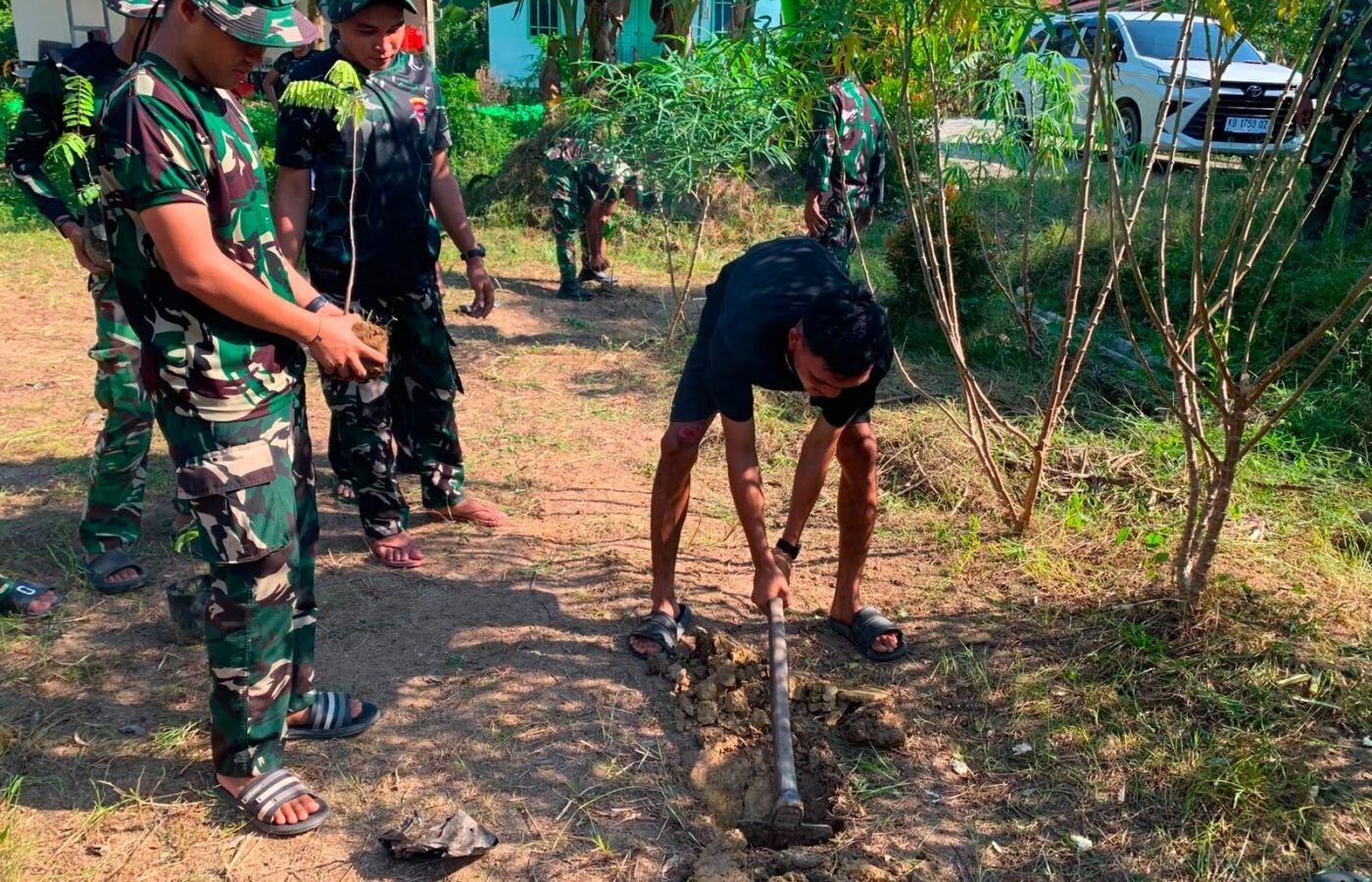 Kegiatan Satgas TMMD Ke-129: Penanaman Bibit Pohon untuk Lingkungan yang Lebih Baik di Desa Ulak Pauk