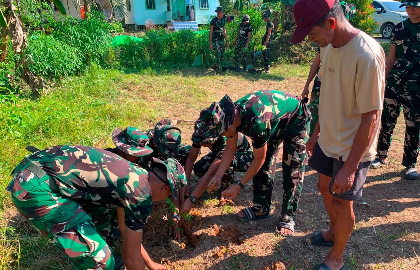 Kebersamaan TNI dan Warga dalam Penanaman Pete dan Jengkol di Desa Ulak Pauk