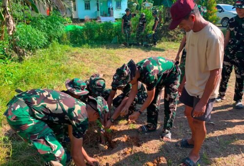 Kebersamaan TNI dan Warga dalam Penanaman Pete dan Jengkol di Desa Ulak Pauk