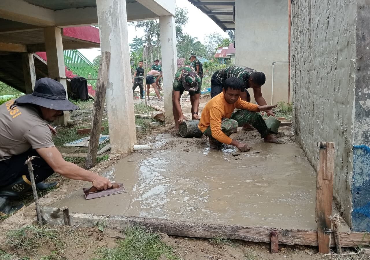 Satgas TMMD ke-129 Kodim 1206/Putussibau Laksanakan Pengecoran Tandon Air untuk Kekuatan Bangunan