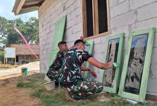Tahapan Finishing RTLH Suwardi oleh Satgas TMMD Ke-129 Kodim 0412/LU Dikerjakan dengan Cermat