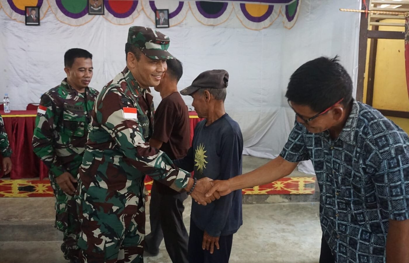 Danrem 121/Abw Berikan Tali Asih kepada Masyarakat Ulak Pauk Sebagai Apresiasi TMMD