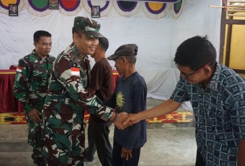 Danrem 121/Abw Berikan Tali Asih kepada Masyarakat Ulak Pauk Sebagai Apresiasi TMMD